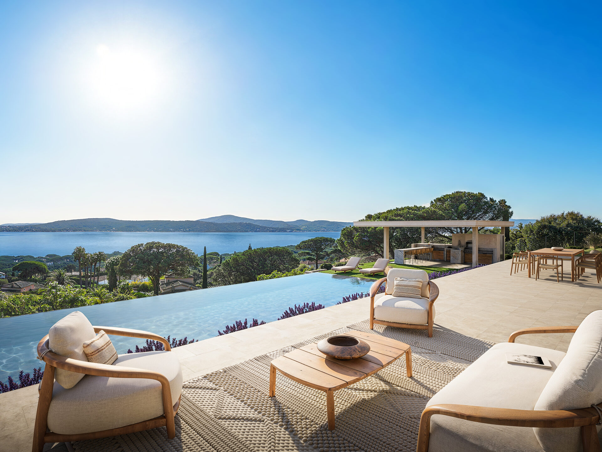 Piscina infinita y terraza de la Villa D — imagen no contractual